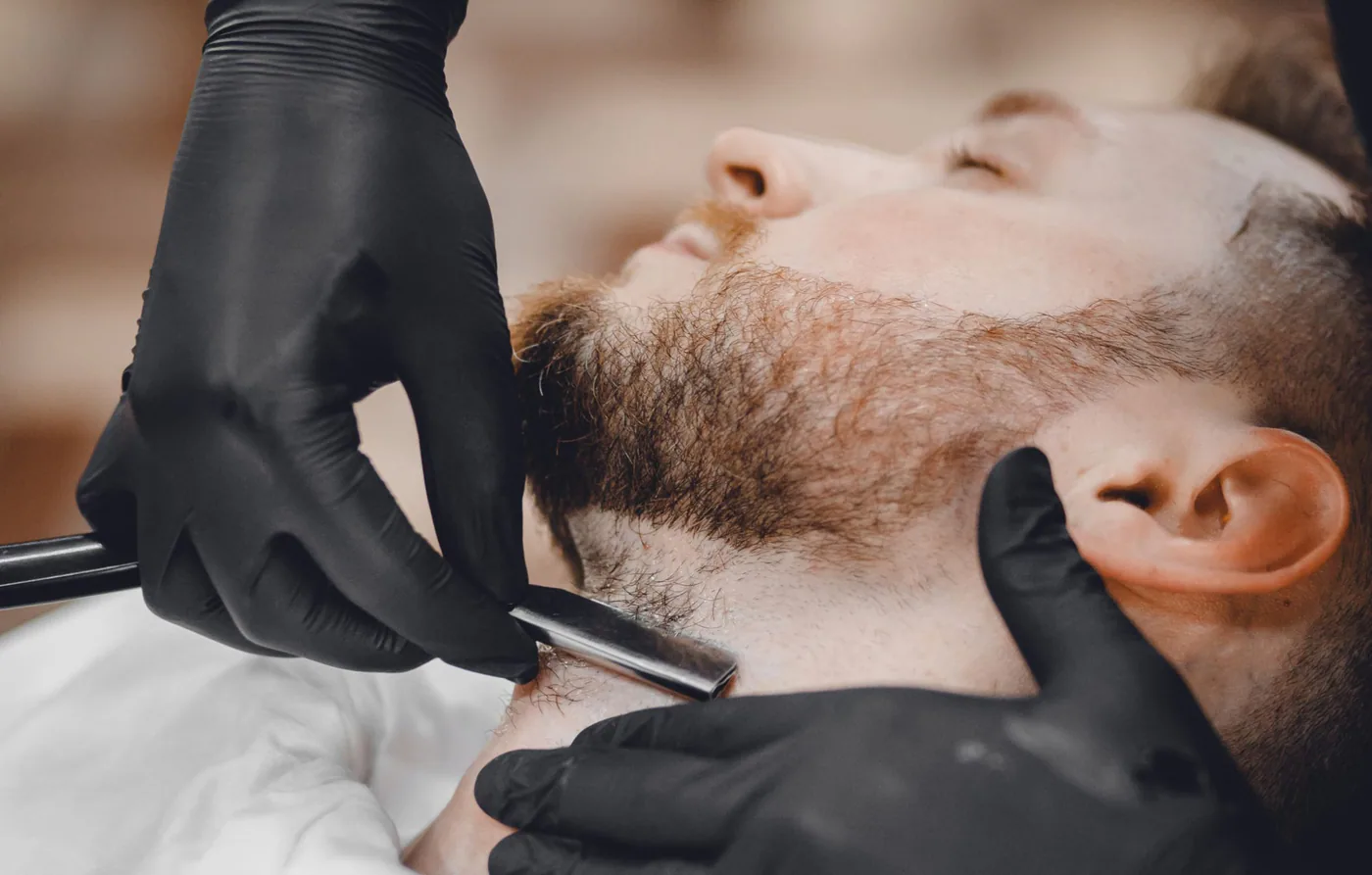 Rifinitura barba con rasoio Focus Hair Concept