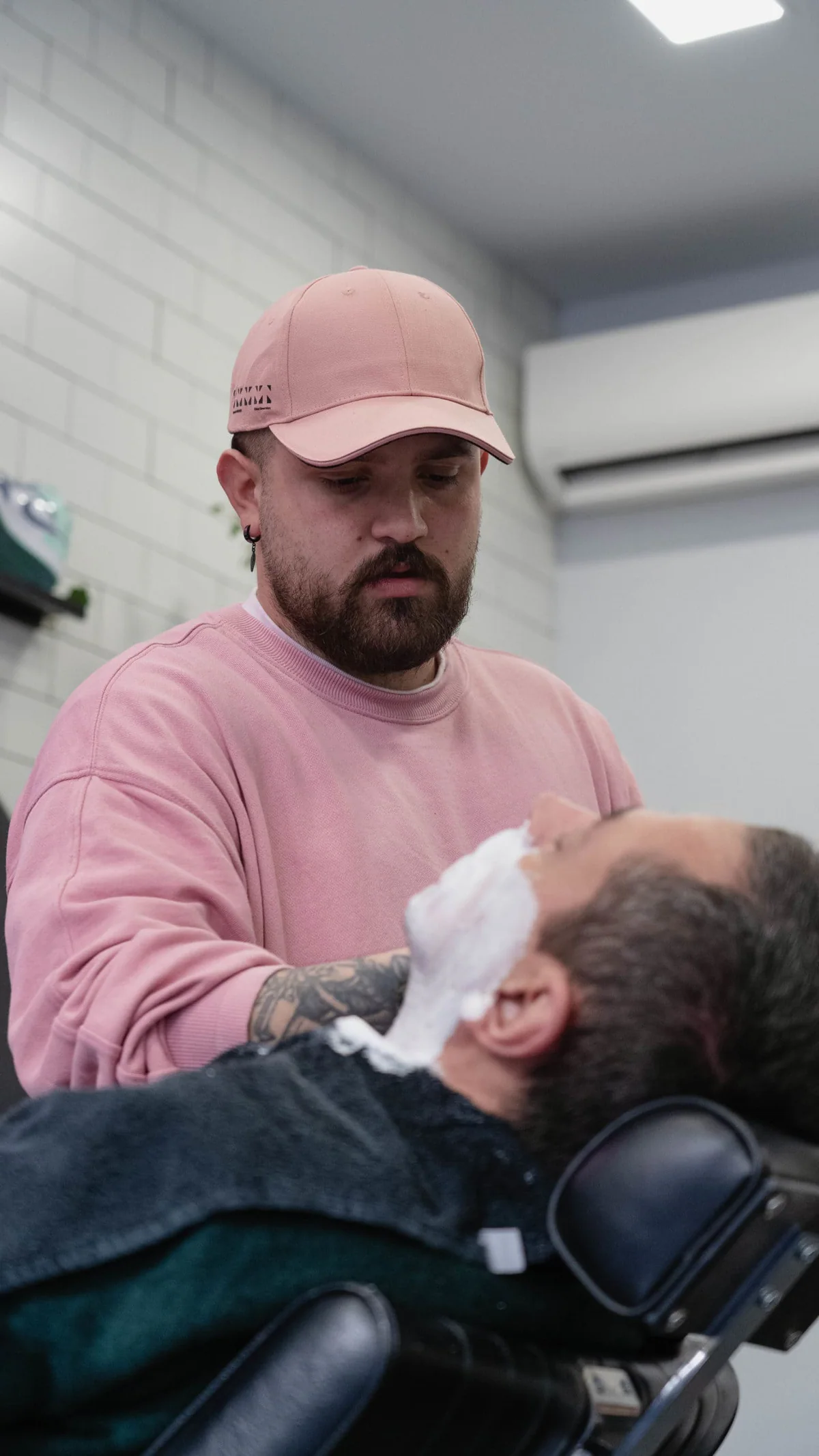 Vincenzo Manganaro di Focus Hair Concept durante un servizio in barberia