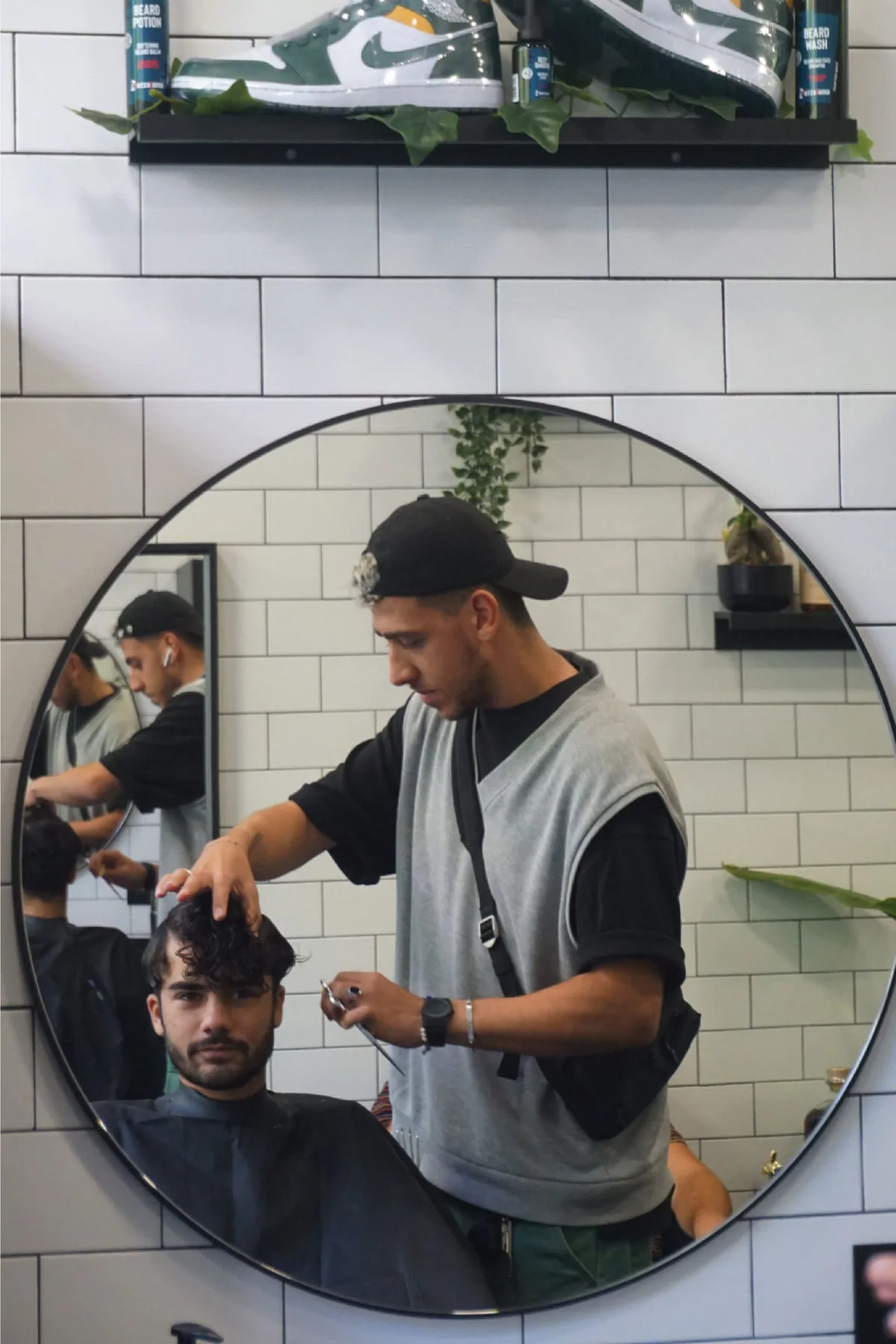 Taglio realizzato da Focus Hair Concept visto nello specchio