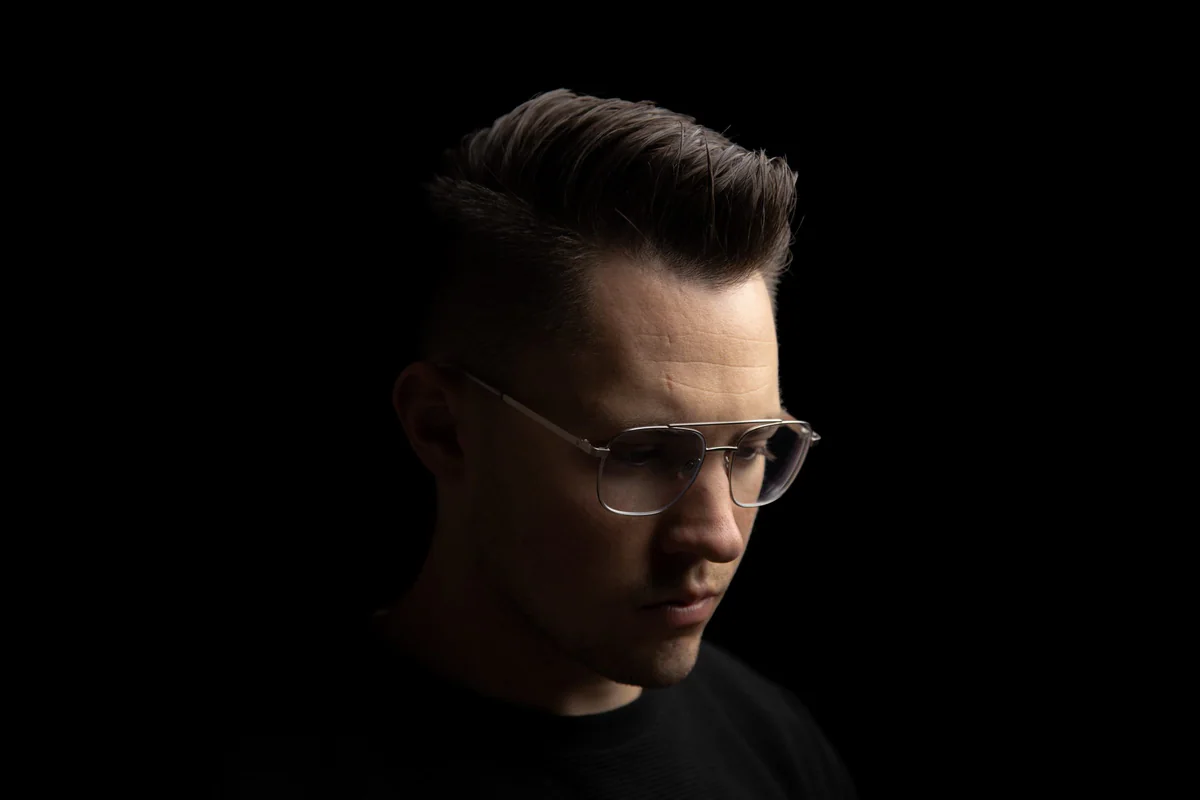 Styling uomo su fondo scuro Focus Hair Concept